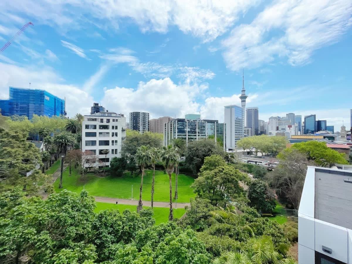 Parkside Elegance 1br Urban Getaway On Queen St - Pool Gym *